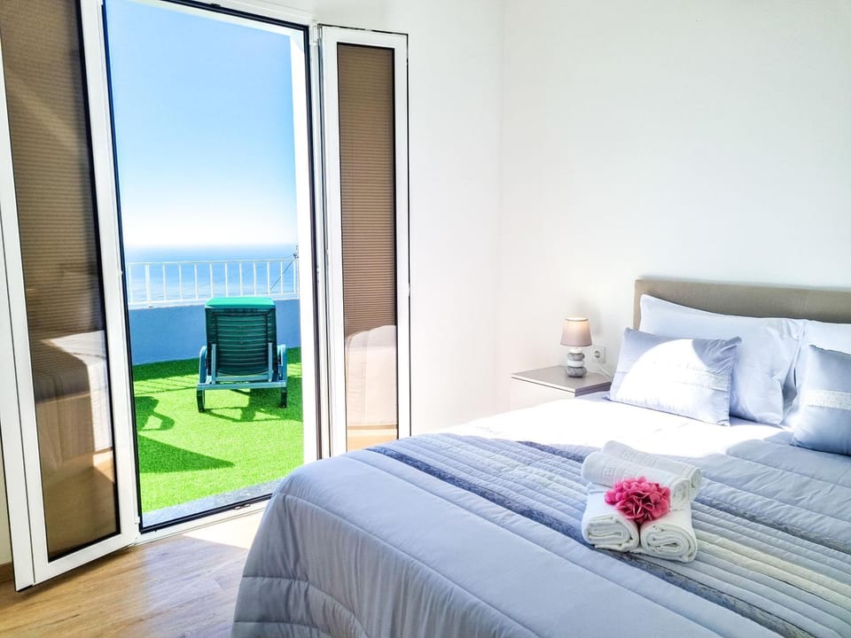 Bed, Bedroom, Sea view
