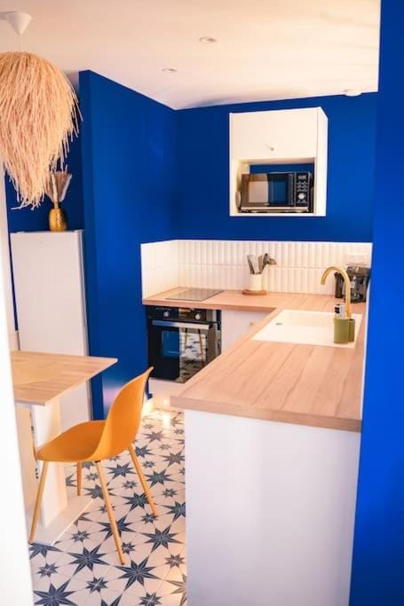 Kitchen or kitchenette, Dining area, oven, stove
