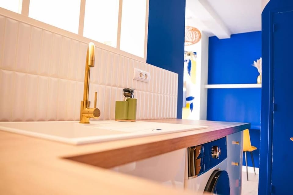 Kitchen or kitchenette, washing machine, dryer