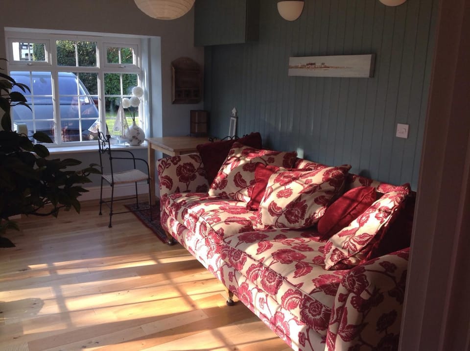 Spring, Day, Living room, Seating area