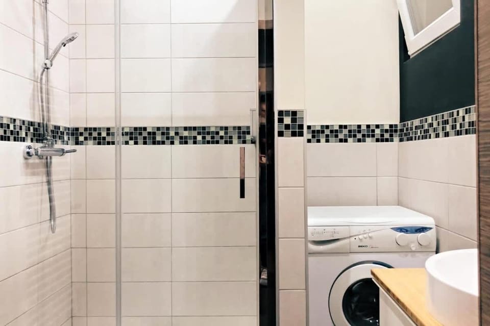 Shower, Bathroom, towels, washing machine