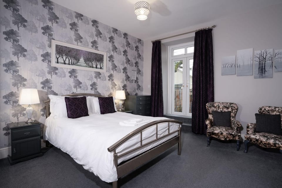 Bed, Seating area, Bedroom