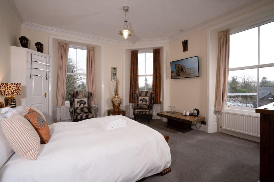 Bed, TV and multimedia, Seating area, Bedroom