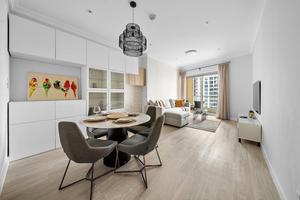 TV and multimedia, Kitchen or kitchenette, Living room, Seating area, Dining area