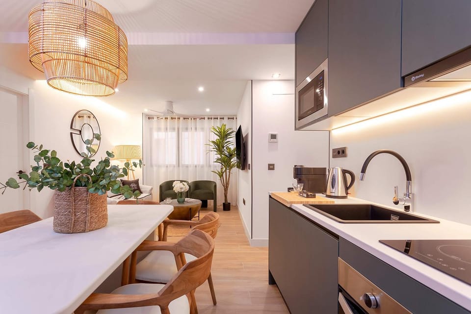 Kitchen or kitchenette, Dining area, stove