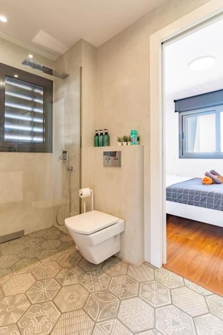 Shower, Toilet, Bed, Bathroom, Bedroom