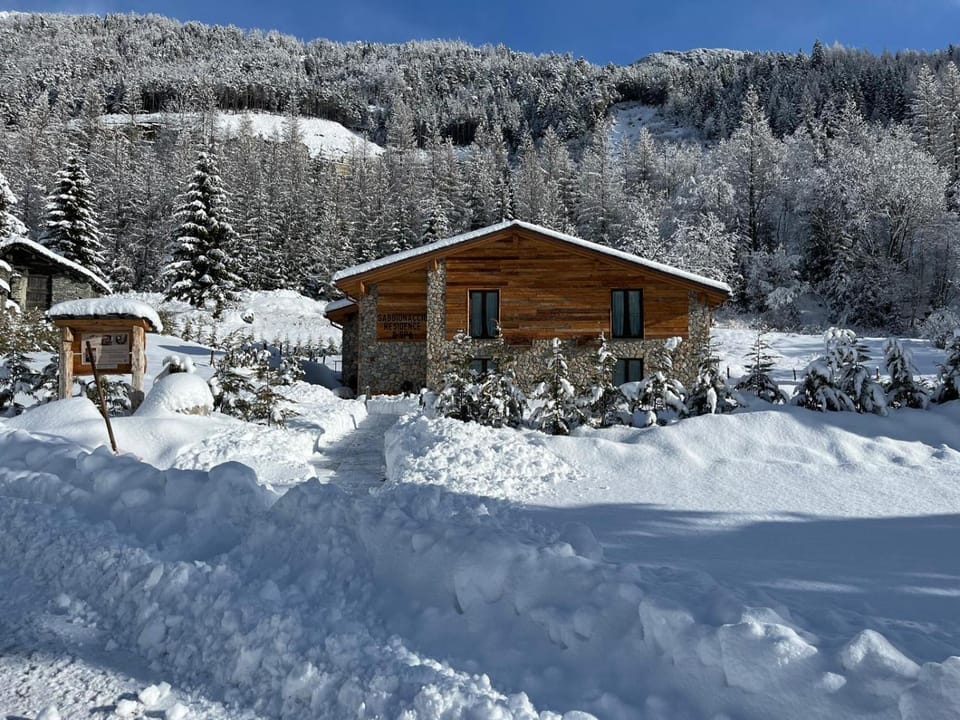 Property building, Facade/entrance, Winter