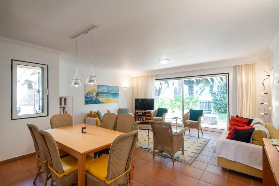 Communal lounge/ TV room, TV and multimedia, Living room, Seating area, Dining area