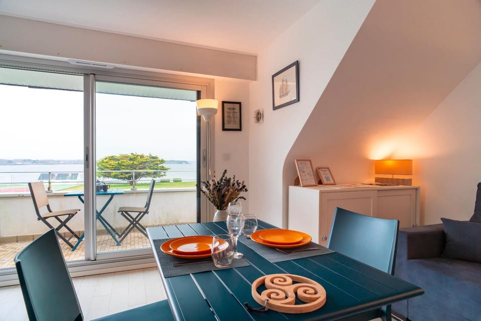 View (from property/room), Balcony/Terrace, Living room