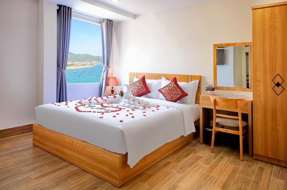 Bed, Natural landscape, Photo of the whole room, Bedroom, wardrobe