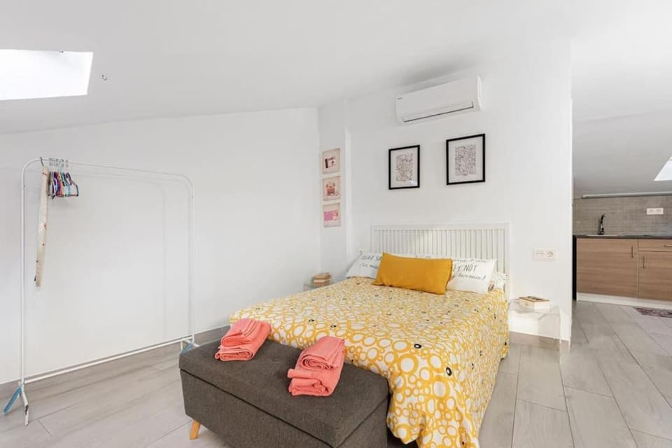 Bed, Bedroom, air conditioner