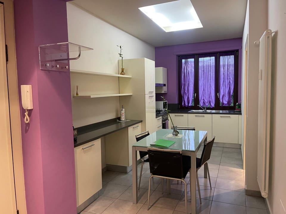 Kitchen or kitchenette, Dining area, stove