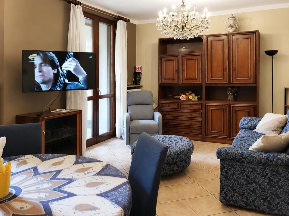 TV and multimedia, Living room, Seating area, Evening entertainment