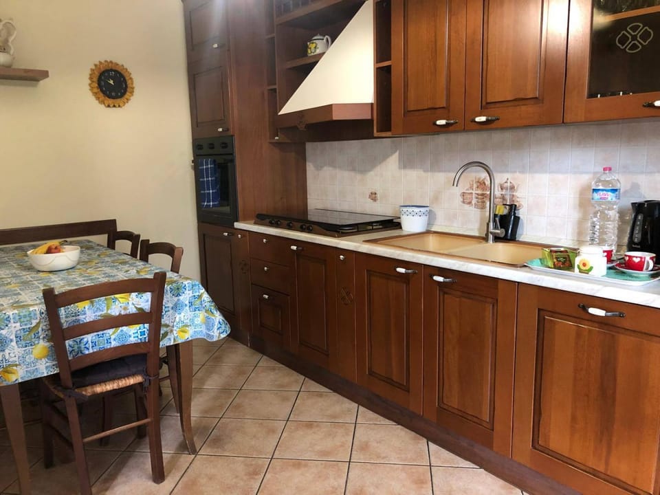 Kitchen or kitchenette, Dining area, oven, stove