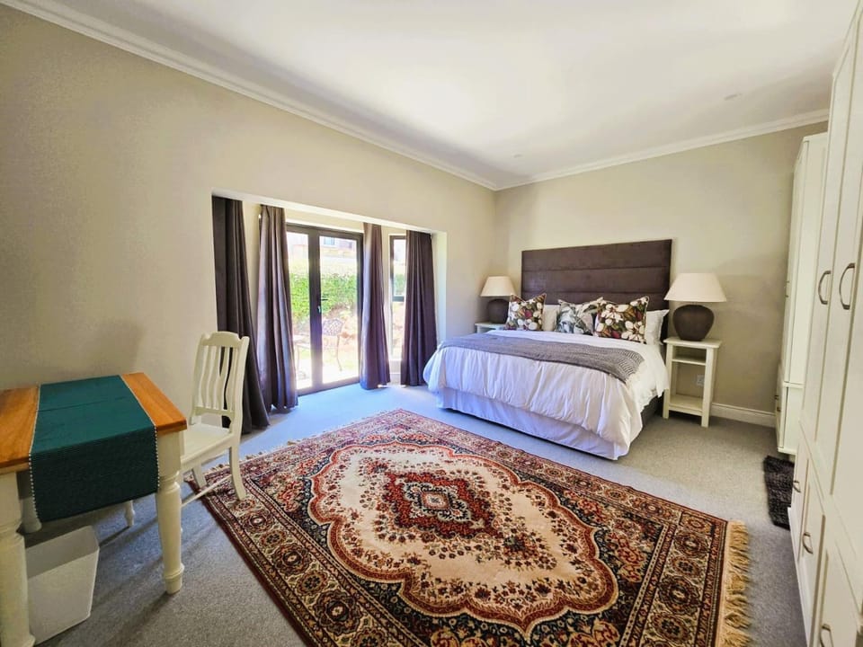 Bed, Photo of the whole room, Seating area, Bedroom, wardrobe