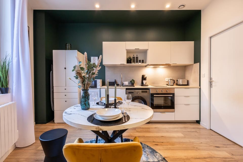 Dining area, oven, stove