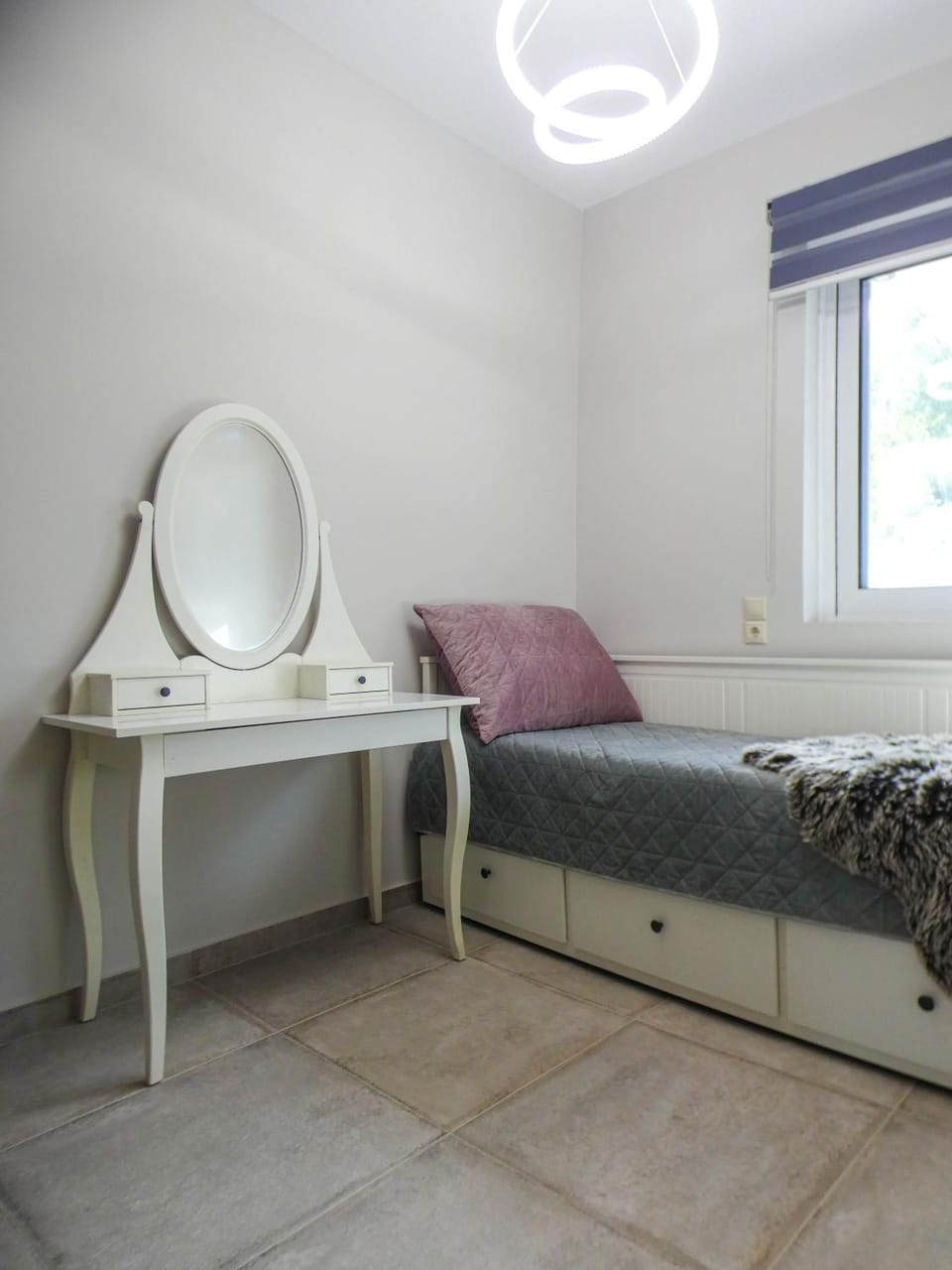 Bed, Living room, Photo of the whole room, Seating area, Bedroom