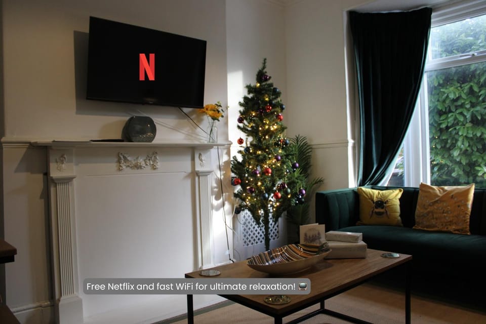 Communal lounge/ TV room, TV and multimedia, Living room, Seating area, Evening entertainment