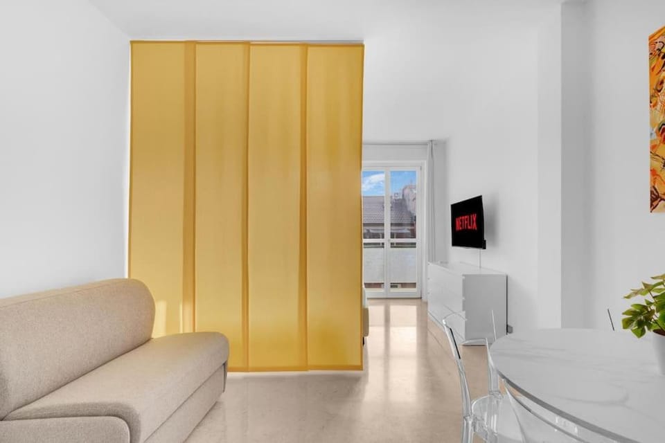 TV and multimedia, Living room, Seating area, Evening entertainment