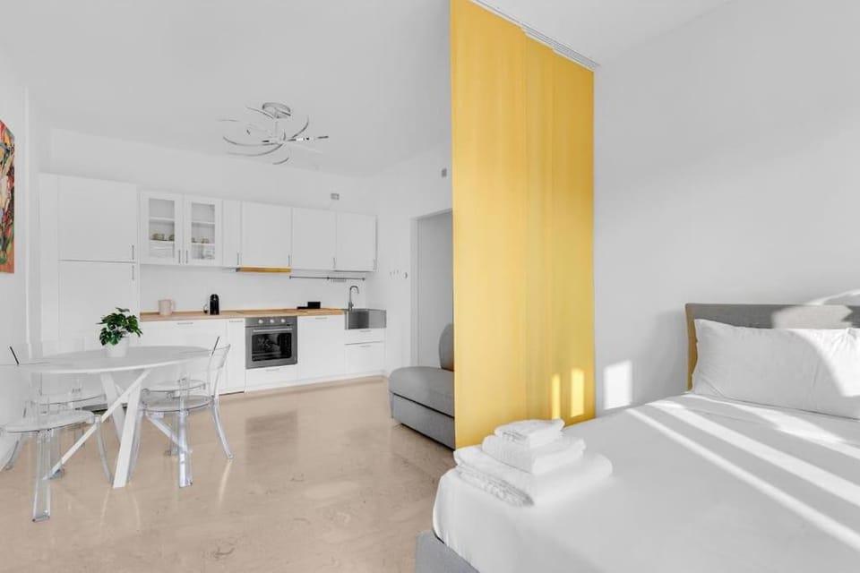 Bed, Kitchen or kitchenette, Photo of the whole room, Dining area, Bedroom, oven, stove