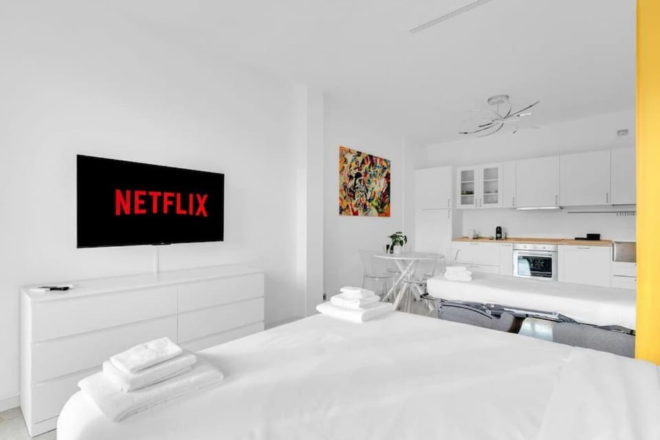Bed, TV and multimedia, Kitchen or kitchenette, Photo of the whole room, Bedroom