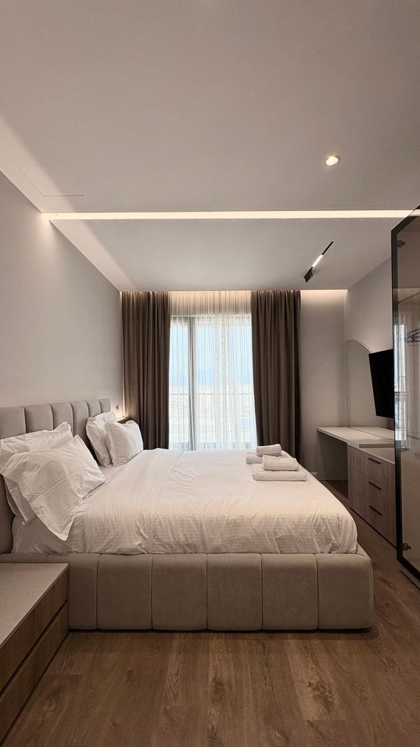 Bed, TV and multimedia, Photo of the whole room, Bedroom