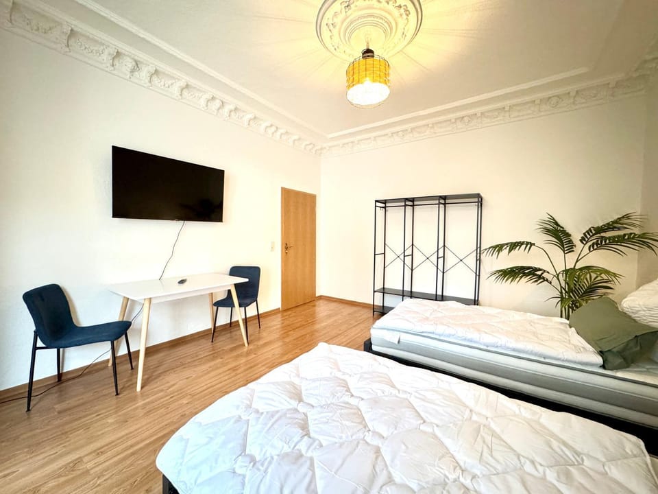 Bed, TV and multimedia, Seating area, Evening entertainment, Bedroom