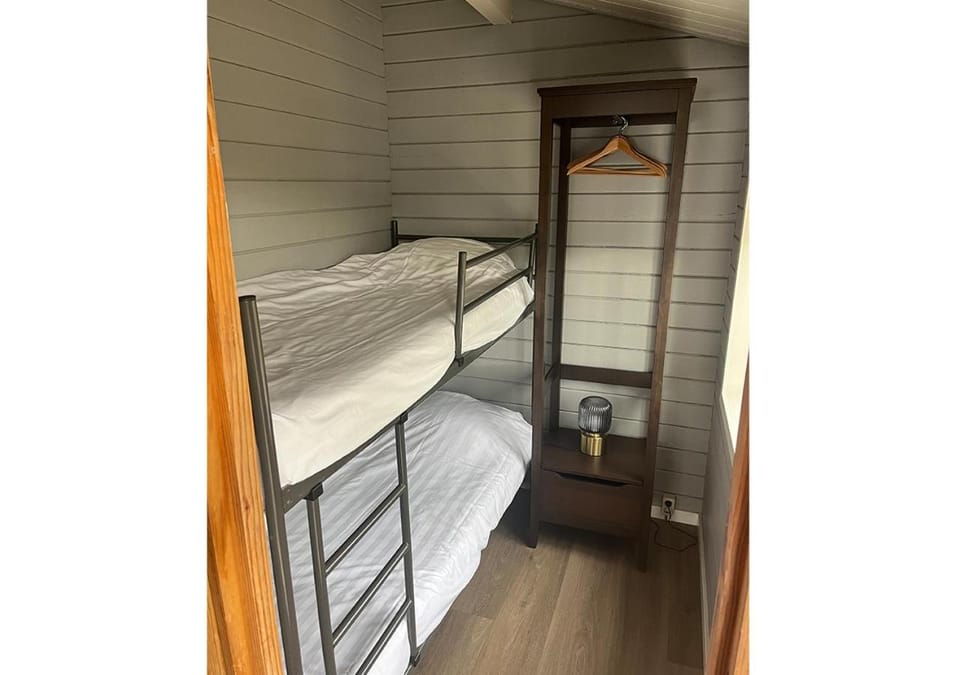 Bedroom, bunk bed