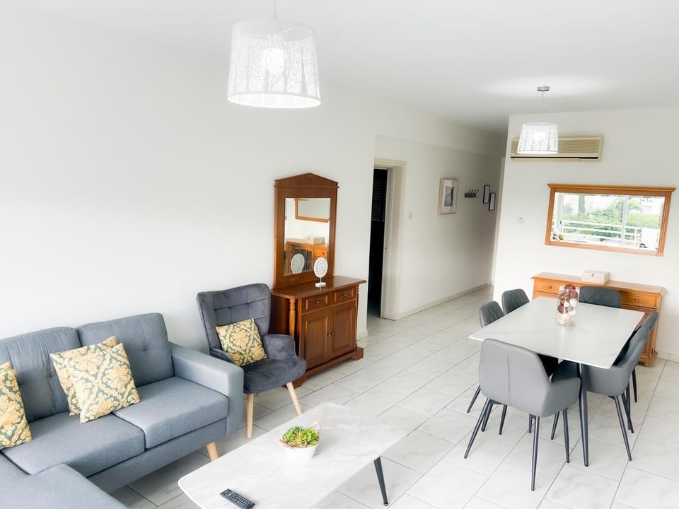 Samos City Center, 2BR Sleeps 4 Apartment in Limassol City