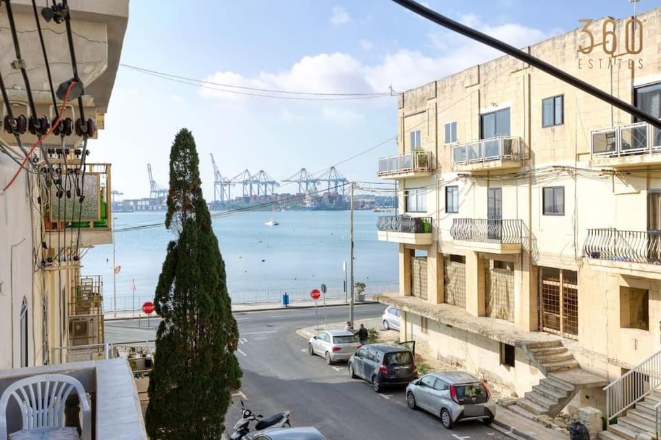 Property building, Communal lounge/ TV room, Balcony/Terrace, Evening entertainment, City view, Sea view