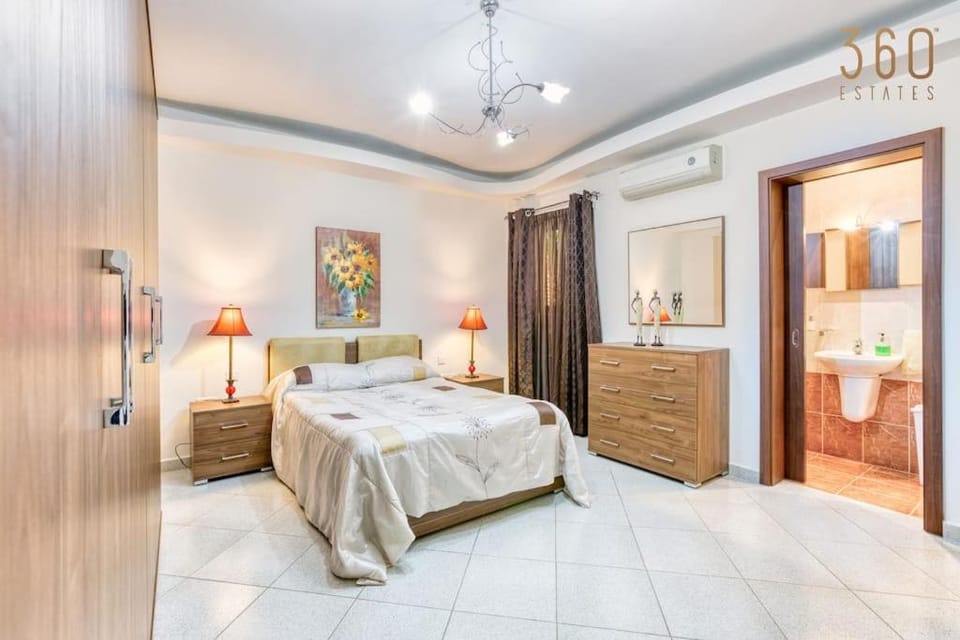 Bed, Photo of the whole room, Bedroom, towels, wardrobe