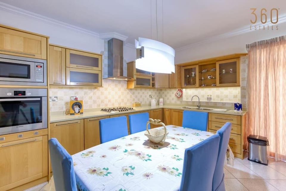 TV and multimedia, Kitchen or kitchenette, Living room, Seating area, Dining area, dishwasher, minibar, oven, pet friendly, stove