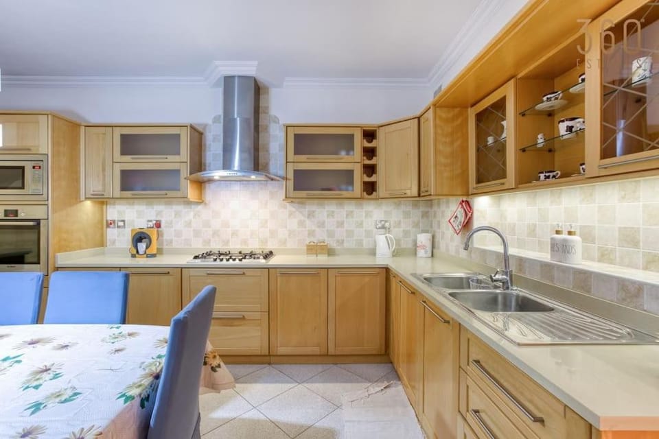 Kitchen or kitchenette, Dining area, dishwasher, pet friendly, stove