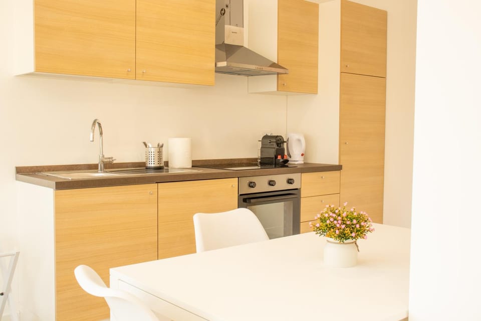 Kitchen or kitchenette, Dining area, stove