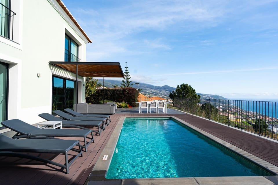 Swimming pool, sunbed