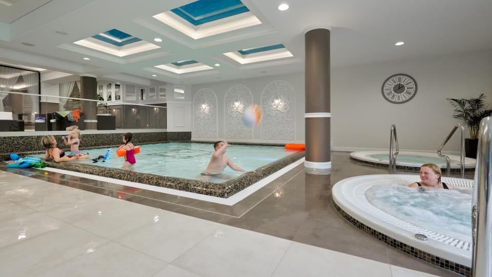 Property building, People, Hot Tub, Pool view, Swimming pool