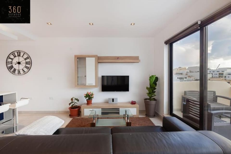Communal lounge/ TV room, TV and multimedia, Photo of the whole room, Seating area, Dining area, Bedroom