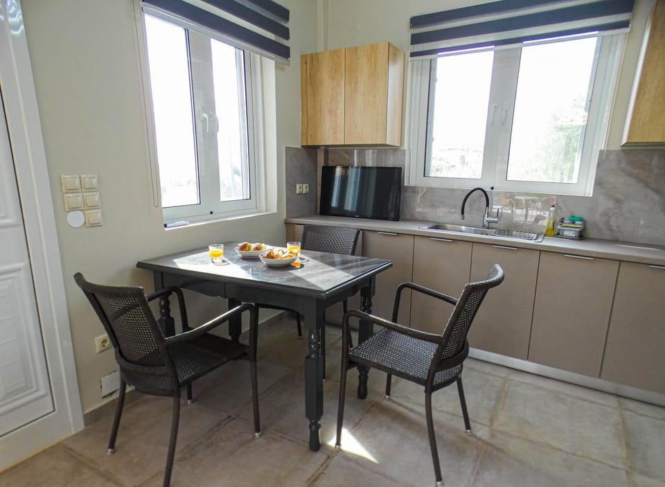 Kitchen or kitchenette, Living room, Food and drinks, Seating area, Dining area, Food, minibar, pet friendly, stove