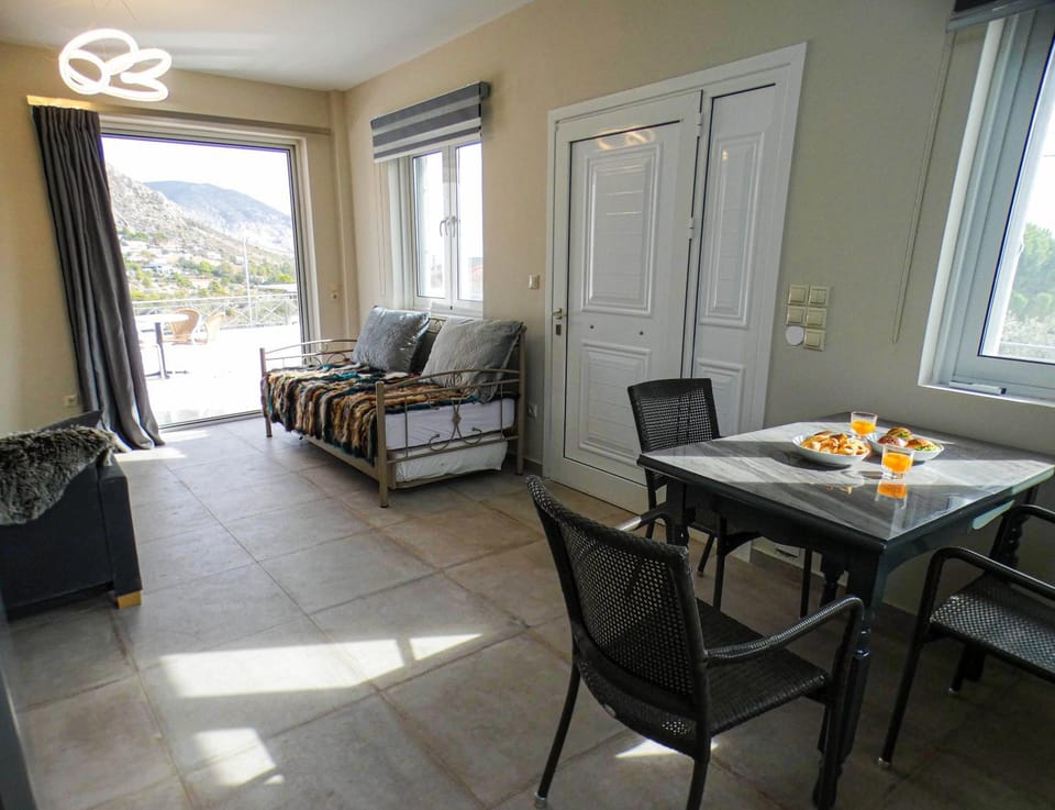 Patio, Natural landscape, Living room, Food and drinks, Seating area, Dining area, Food, Mountain view