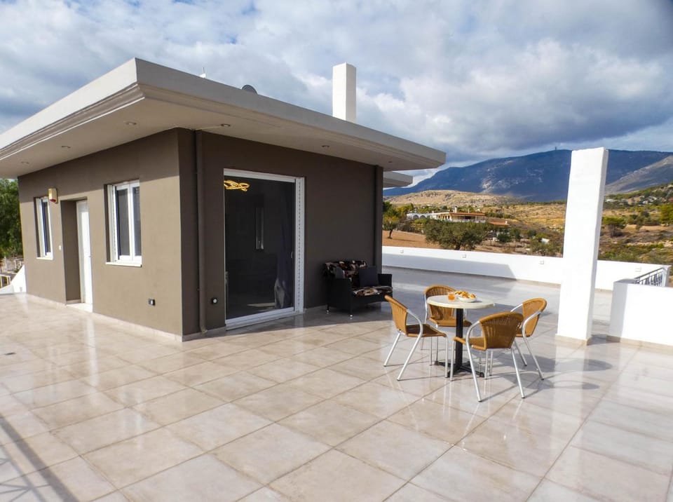 Property building, Patio, Day, Natural landscape, View (from property/room), Balcony/Terrace, Dining area, Mountain view