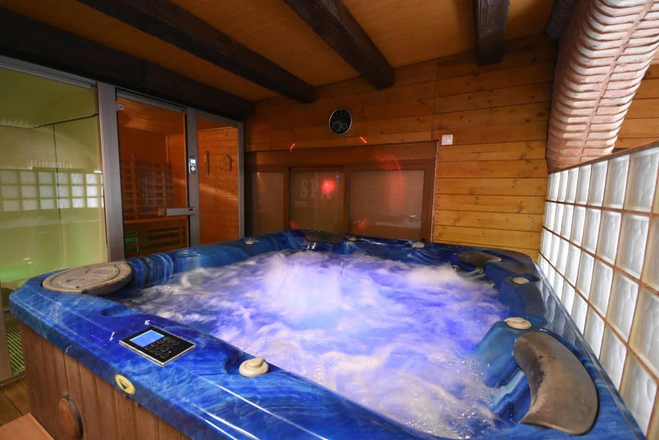 Hot Tub, Sauna