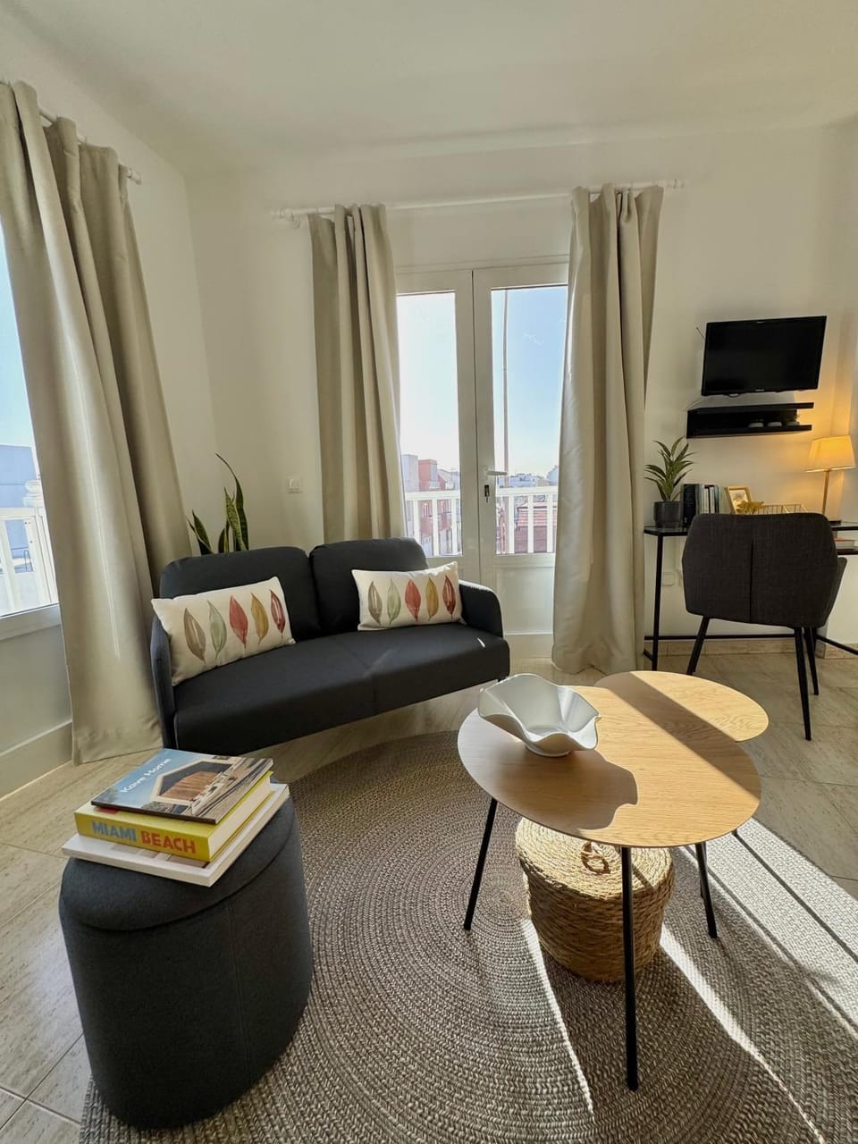 TV and multimedia, View (from property/room), Living room, Seating area, Evening entertainment