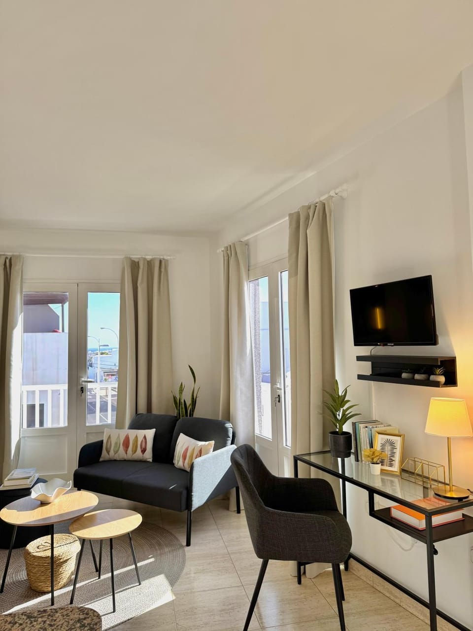 TV and multimedia, Living room, Seating area, Evening entertainment