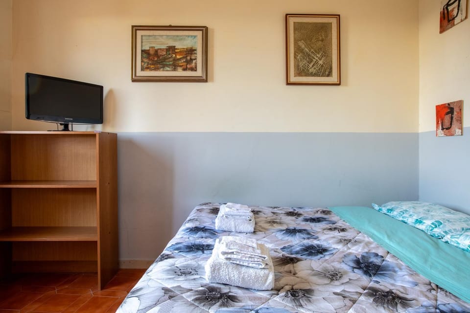Bed, TV and multimedia, Photo of the whole room, Bedroom
