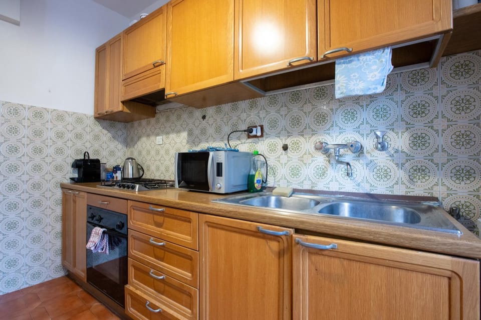 Coffee/tea facilities, Kitchen or kitchenette, dishwasher, oven, stove