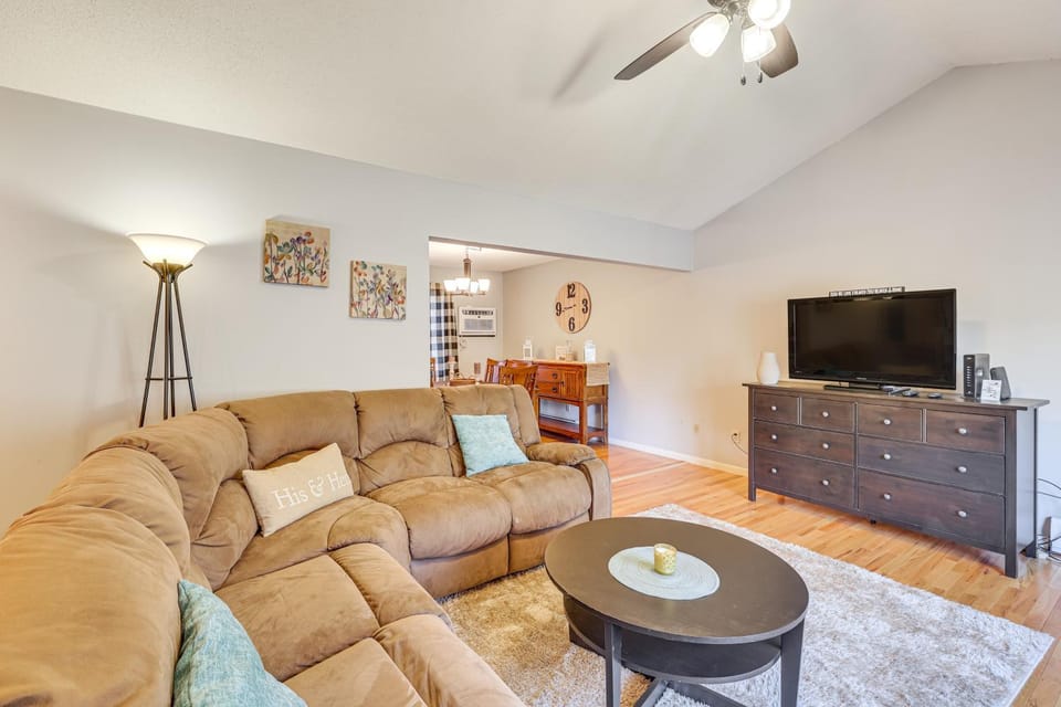 Pool, Deck & Grill: Spacious Apt in Naugatuck! Apartment in Litchfield County