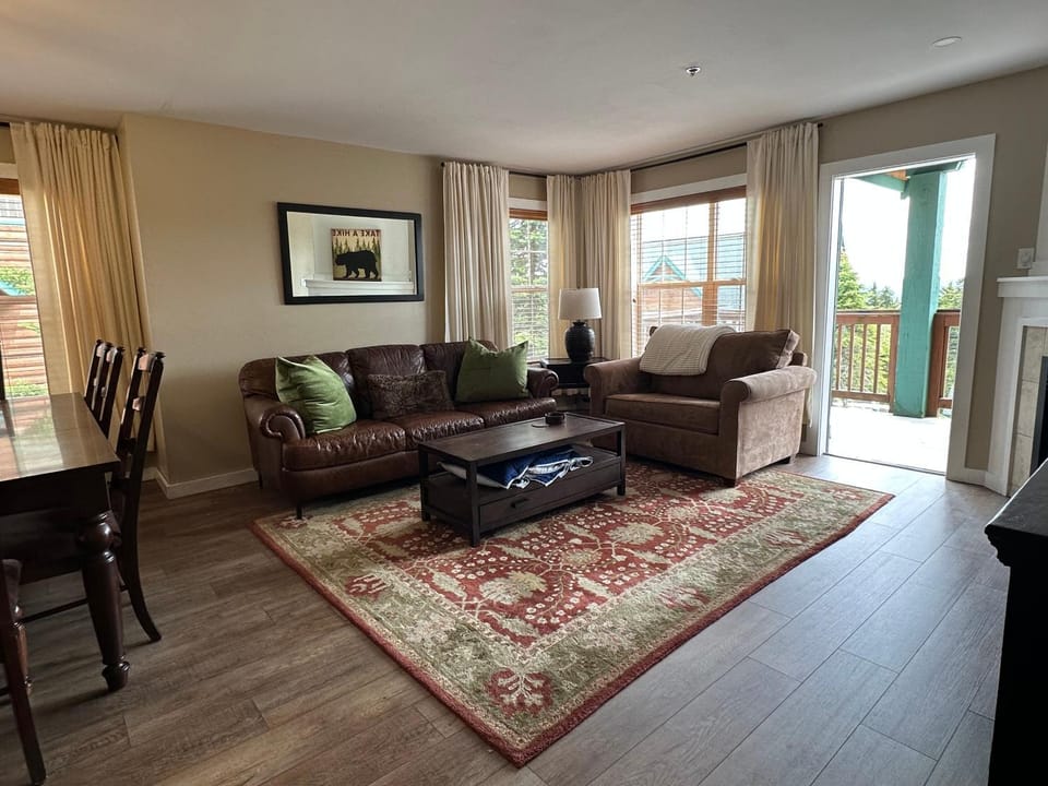 Ski in and out, pet and kid friendly, slope side townhouse House in Snowshoe