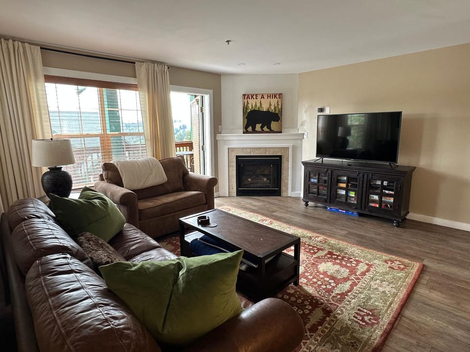 Ski in and out, pet and kid friendly, slope side townhouse House in Snowshoe