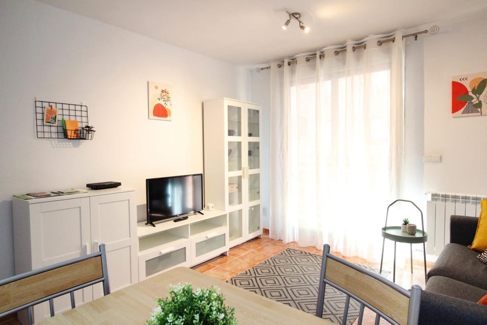 Piso coqueto con PARKING y BALCON Apartment in Aragon