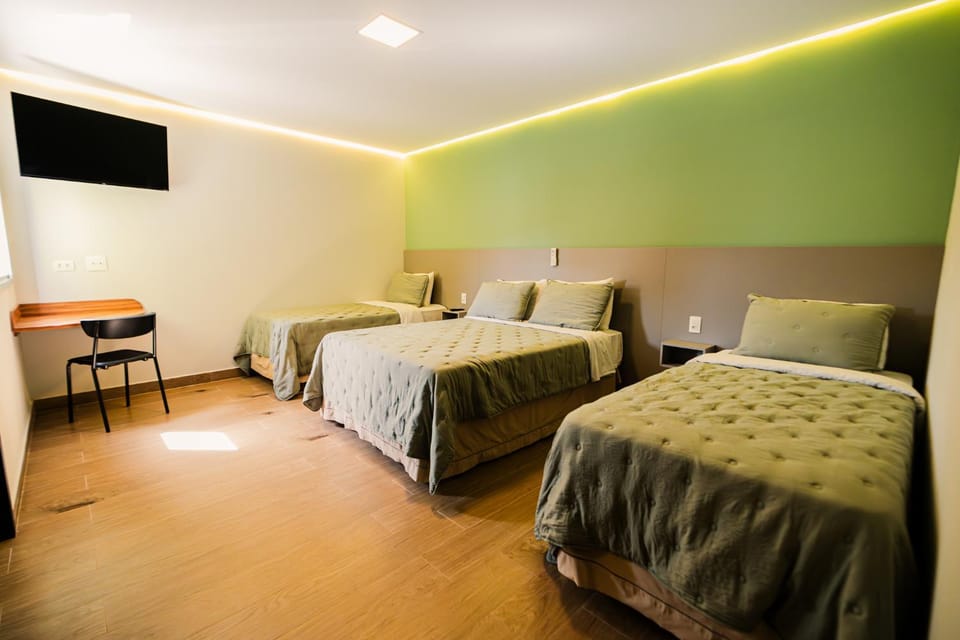 Bed, TV and multimedia, Photo of the whole room, Bedroom